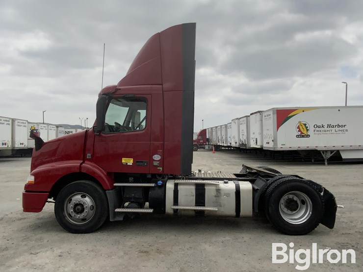 2017-volvo-vnm42t-truck-tractor-image-8
