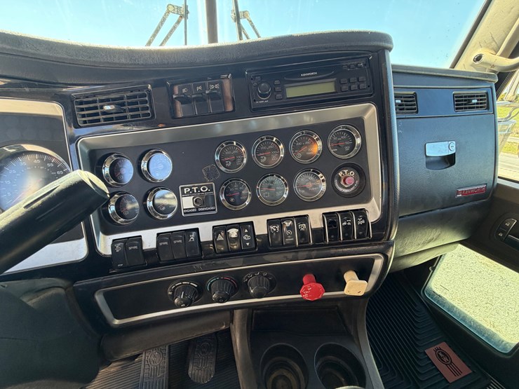 #29385-•-kenworth-tri-axle-truck-tractor-image-42