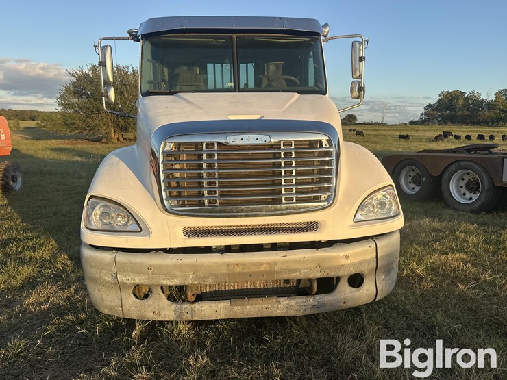 2006-freightliner-columbia-120-image-2