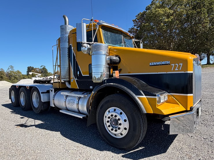 #29385-•-kenworth-tri-axle-truck-tractor-image-3