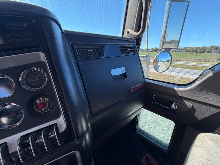 #29385-•-kenworth-tri-axle-truck-tractor-image-41