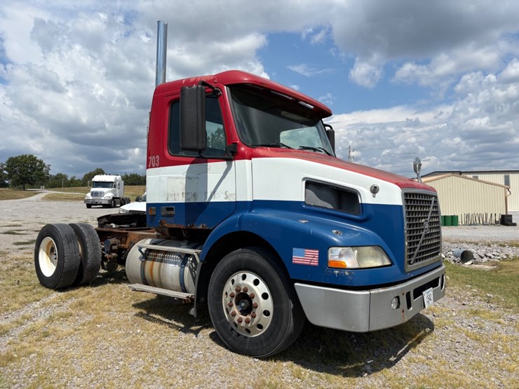 #29378-•-2005-volvo-single-axle-truck-tractor-image-2