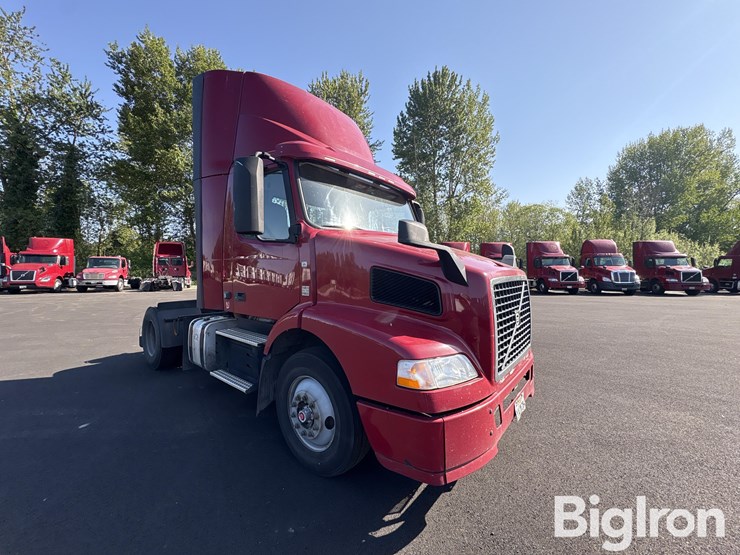 2017-volvo-vnm42t-truck-tractor-image-12