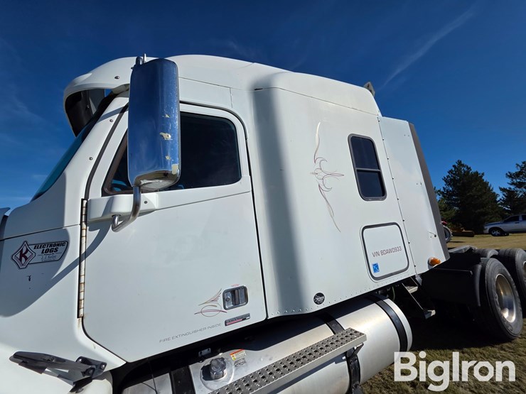 2011-freightliner-columbia-120-image-9