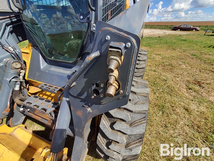 2017-deere-330g-image-12