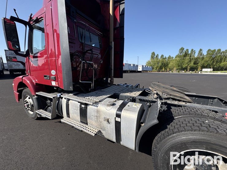 2017-volvo-vnm42t-truck-tractor-image-20