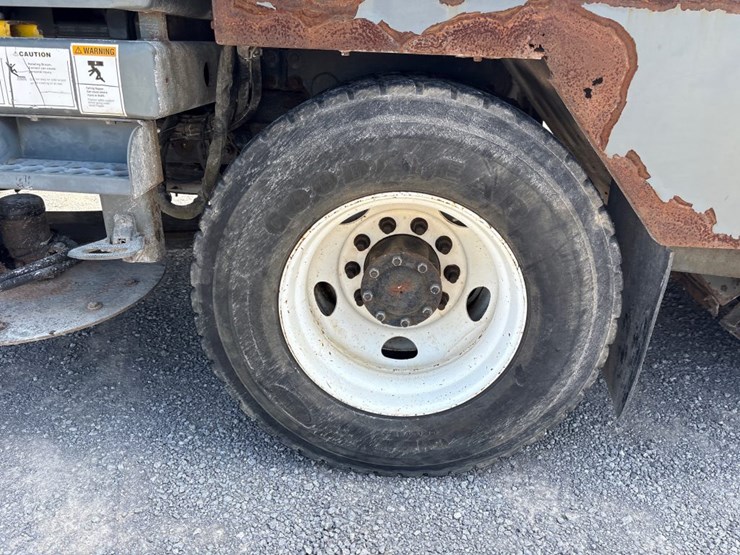 2009-gmc-t7500-image-10