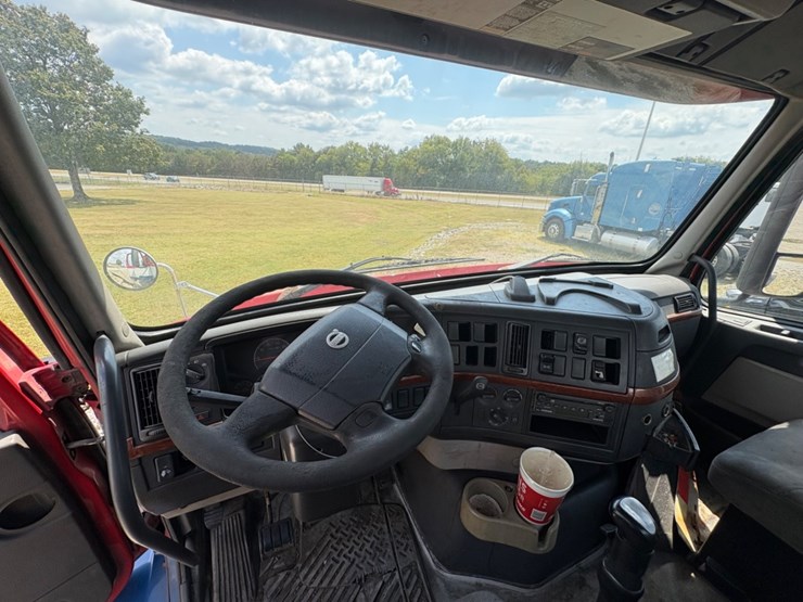 #29378-•-2005-volvo-single-axle-truck-tractor-image-8