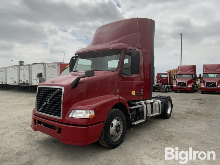 2017-volvo-vnm42t-truck-tractor-image-1