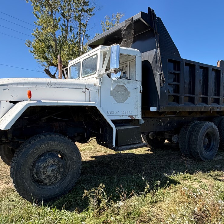 #29388 • MILITARY TANDEM AXLE DUMP TRUCK