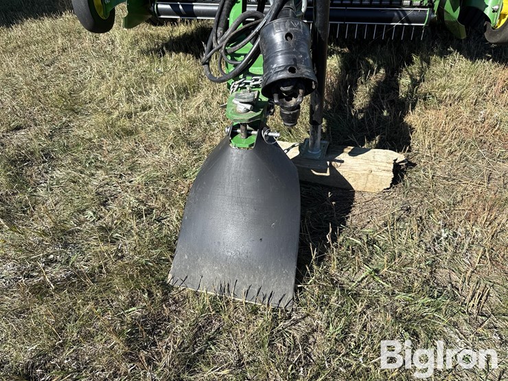 2022-john-deere-560m-image-15