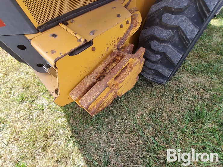 2017-deere-330g-image-16