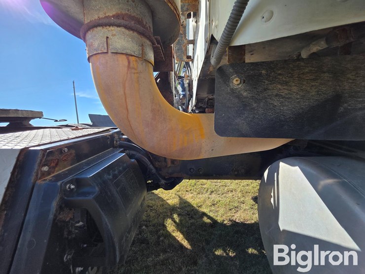 2011-freightliner-columbia-120-image-16