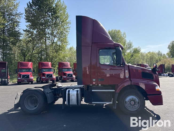 2017-volvo-vnm42t-truck-tractor-image-4