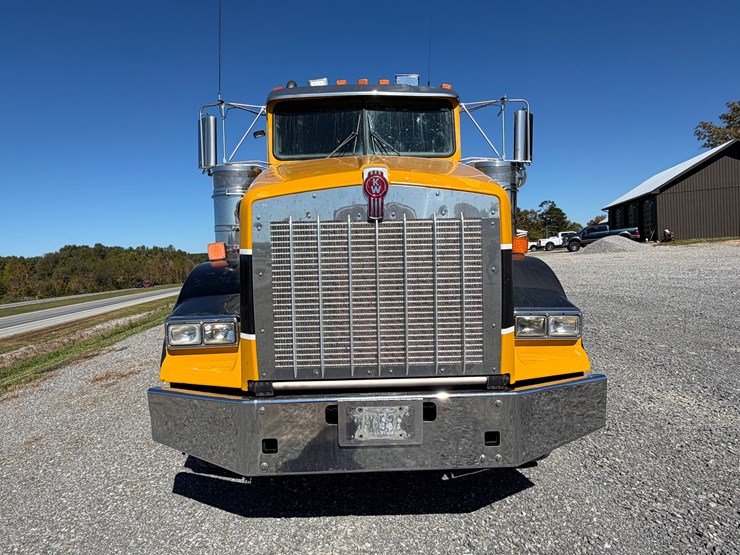 #29385-•-kenworth-tri-axle-truck-tractor-image-2