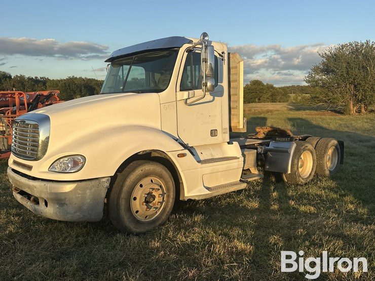 2006-freightliner-columbia-120-image-1