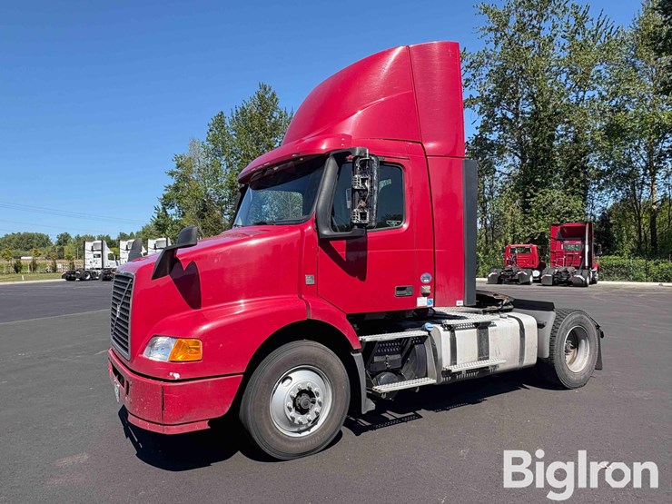 2017-volvo-vnm42t-truck-tractor-image-1