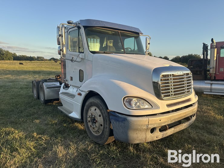 2006-freightliner-columbia-120-image-3