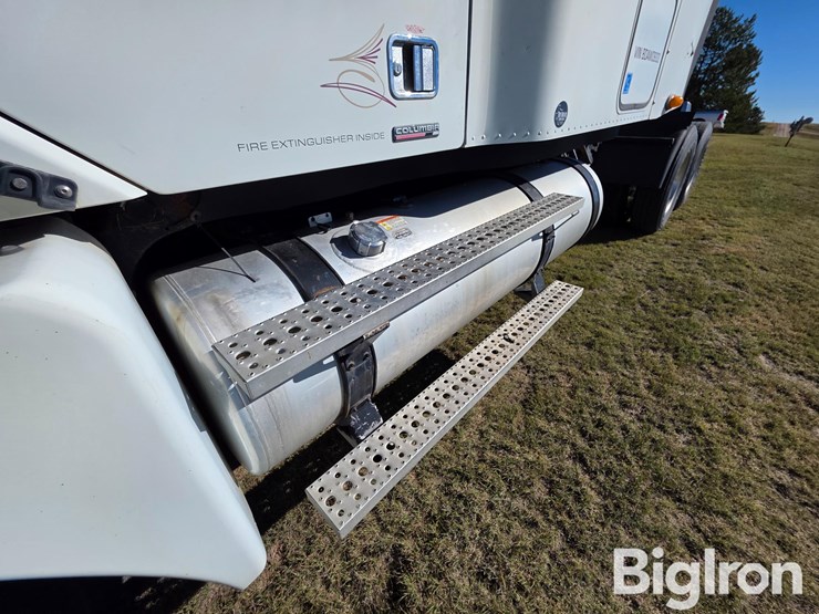 2011-freightliner-columbia-120-image-14