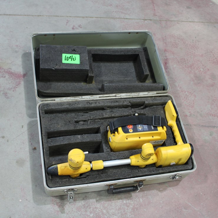 #1040 • Vivax Metrotech VM-810 Cable and Pipe Locator