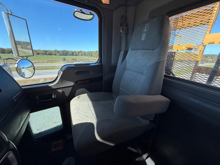 #29385-•-kenworth-tri-axle-truck-tractor-image-40