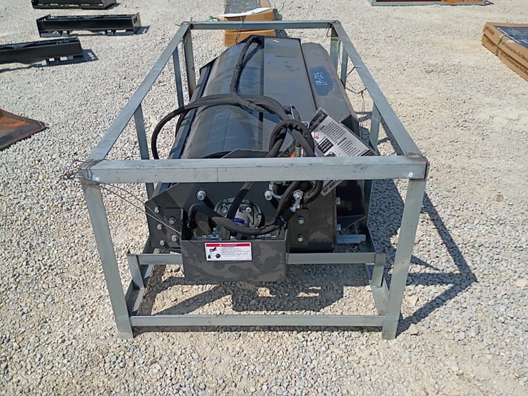 #l39-025-•-wolverine-vibratory-roller-skid-steer-attachment-image-3