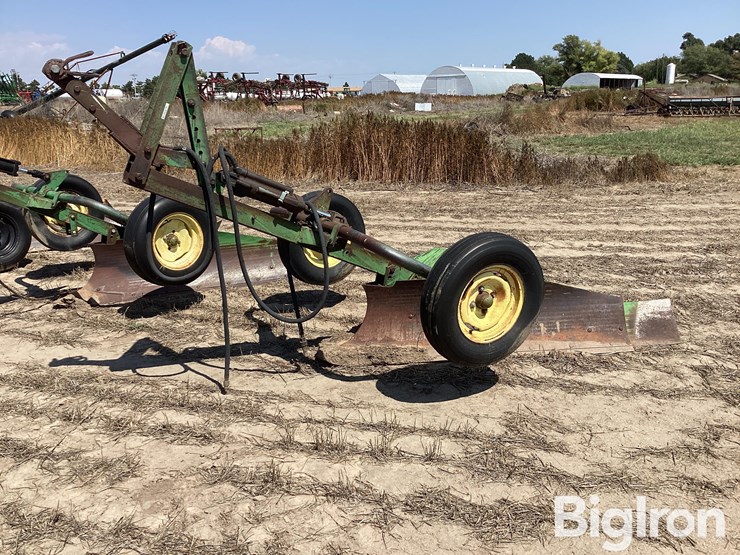 john-deere-12-image-1