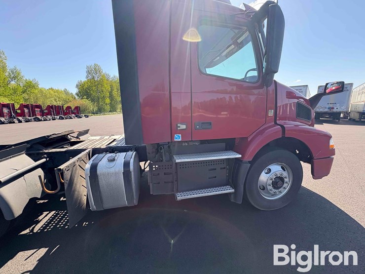 2017-volvo-vnm42t-truck-tractor-image-18
