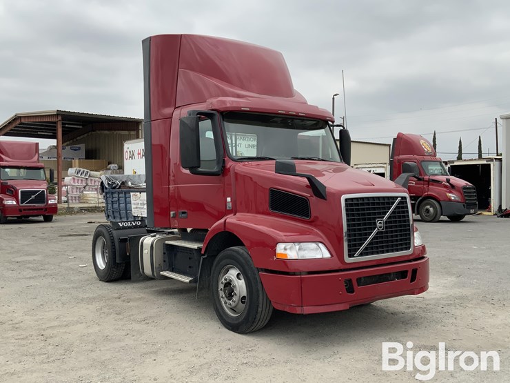 2017-volvo-vnm42t-truck-tractor-image-3