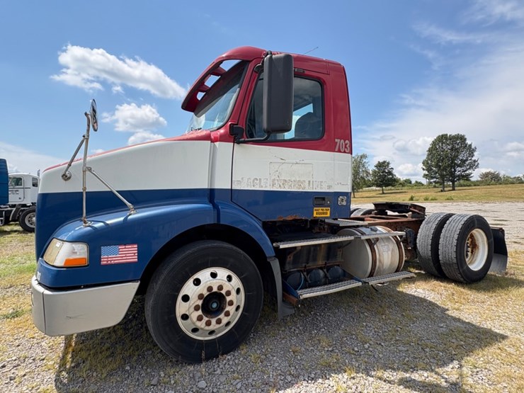 #29378-•-2005-volvo-single-axle-truck-tractor-image-1
