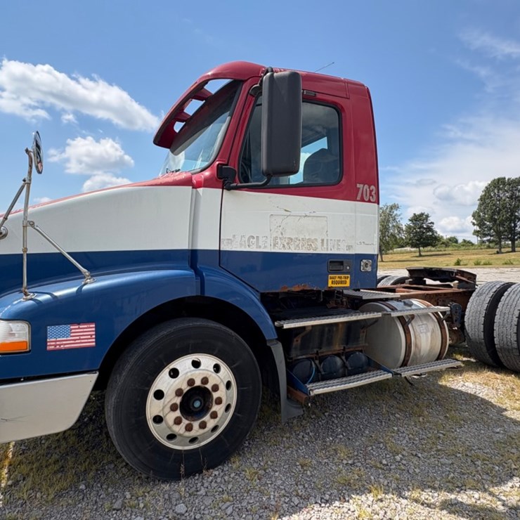 #29378 • 2005 VOLVO SINGLE AXLE TRUCK TRACTOR