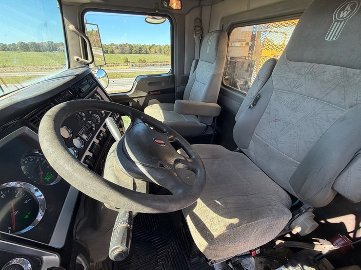 #29385-•-kenworth-tri-axle-truck-tractor-image-38