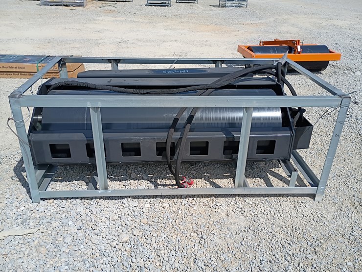 #l39-025-•-wolverine-vibratory-roller-skid-steer-attachment-image-1