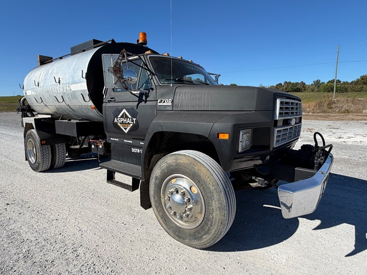 ford-f700-image-1