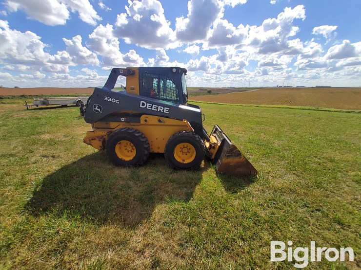 2017-deere-330g-image-4