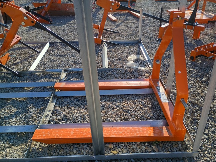 #l39-069-•-wolverine-3-point-pallet-forks-image-2