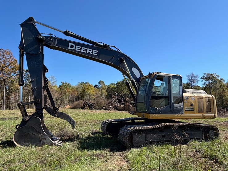 deere-200-lc-image-1