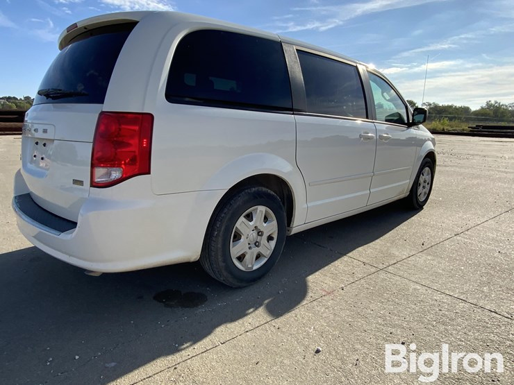 2011-dodge-caravan-image-13