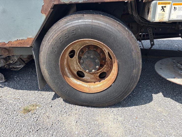 2009-gmc-t7500-image-11