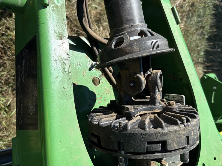 2022-john-deere-560m-image-19