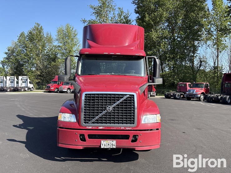 2017-volvo-vnm42t-truck-tractor-image-2