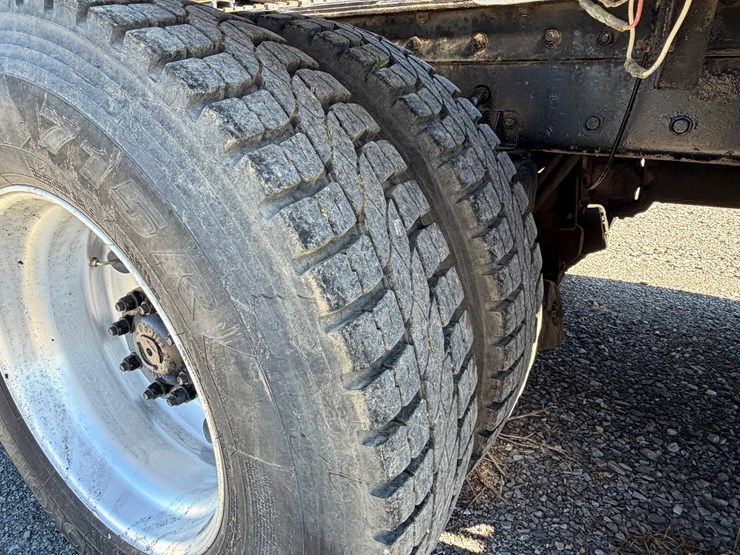 #29385-•-kenworth-tri-axle-truck-tractor-image-16