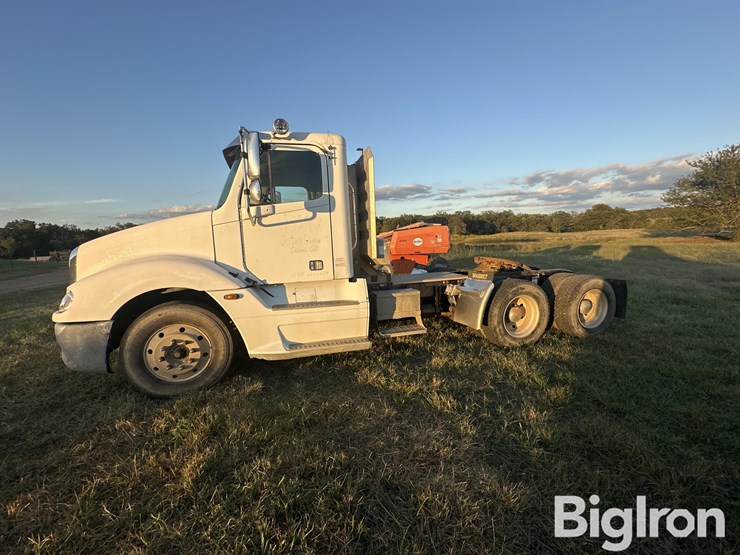 2006-freightliner-columbia-120-image-8