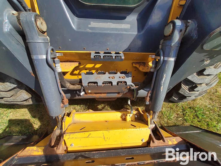 2017-deere-330g-image-19