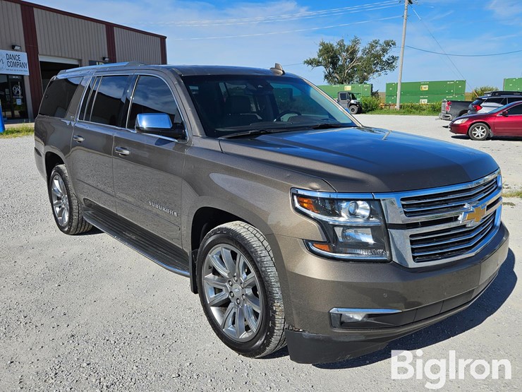 2016-chevrolet-suburban-image-3