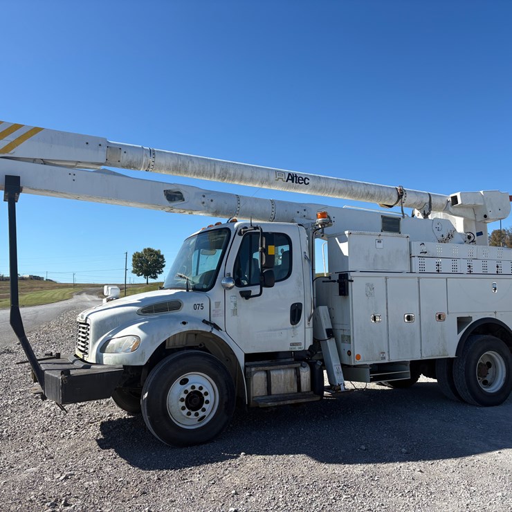 #29360 • FREIGHTLINER M2 SINGLE AXLE BUCKET TRUCK