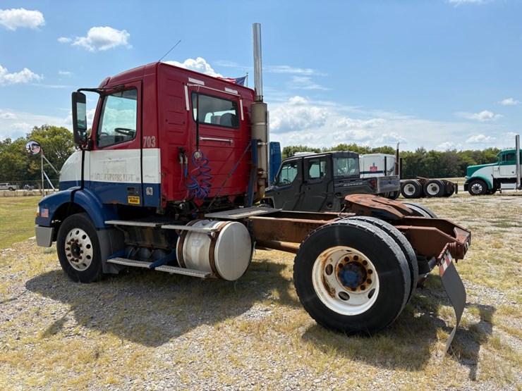 #29378-•-2005-volvo-single-axle-truck-tractor-image-3