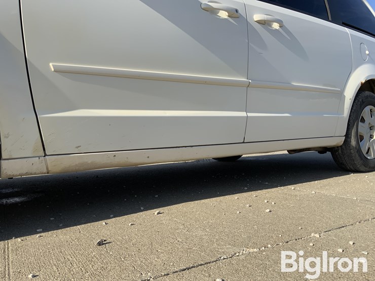 2011-dodge-caravan-image-18