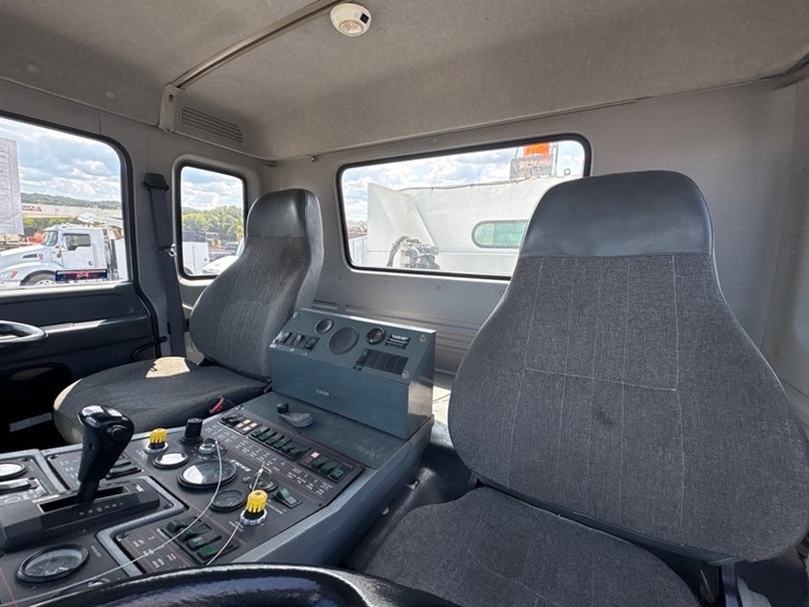 2009-gmc-t7500-image-9