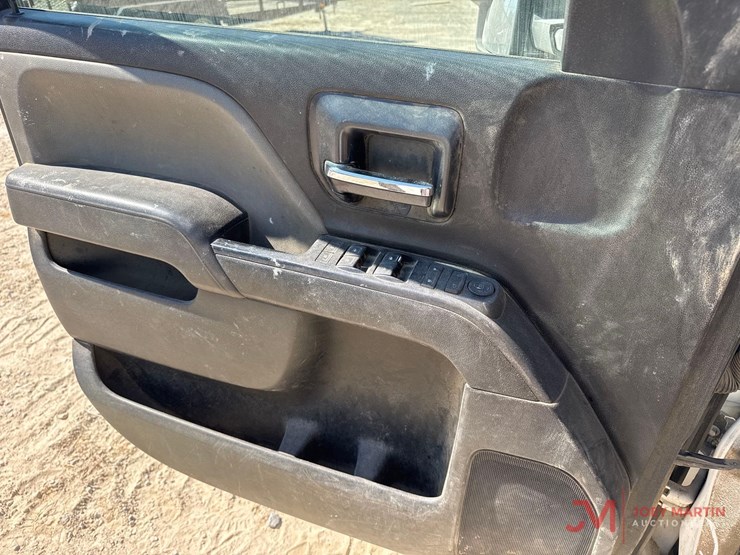 2017-chevrolet-3500hd-image-35